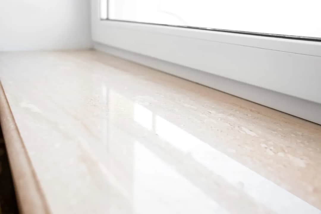 Parapety wewnętrzne: kamień vs PCV. Które wybrać i dlaczego?