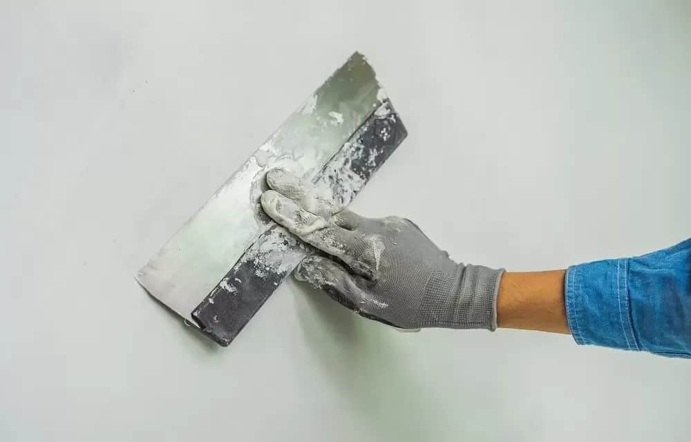 Najlepsze gotowe gładzie szpachlowe – wybierz idealny produkt do wnętrz