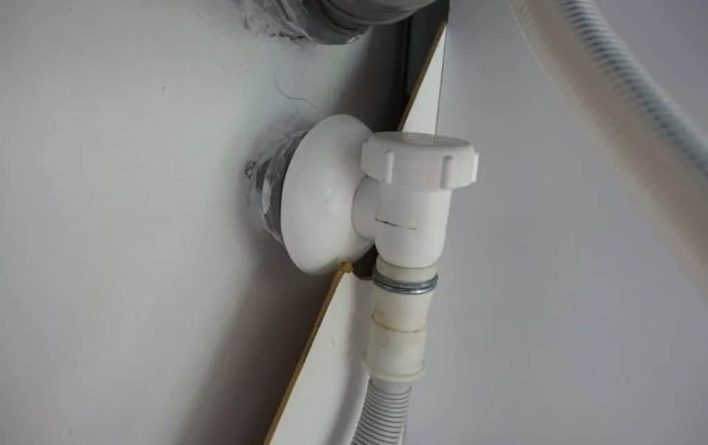 Jak zamontować odpływ zmywarki do syfonu?