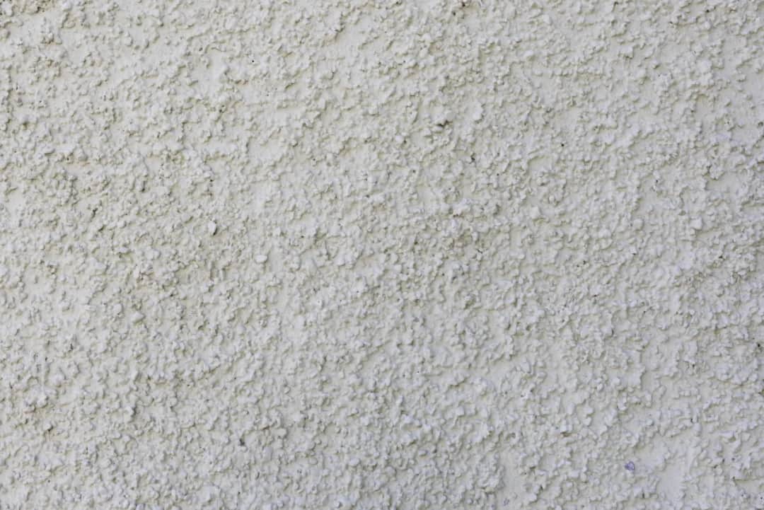 Tynk gipsowy czy cementowo-wapienny? Decyzja, która oszczędzi Ci kosztów