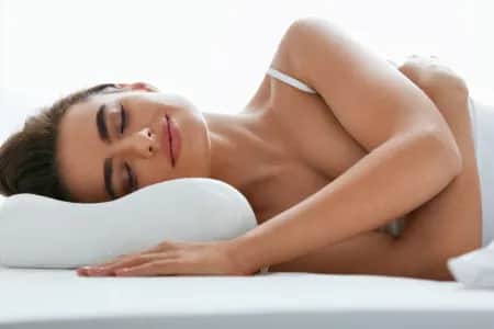 Poduszka a zdrowie kręgosłupa – jak uniknąć bólu szyi i karku?