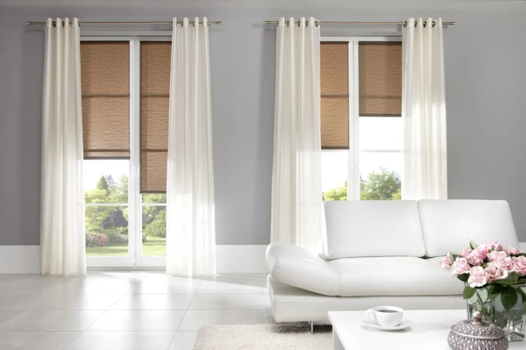 Karnisz na okno czy na całą ścianę? Sprawdź, co wybrać w swoim wnętrzu.