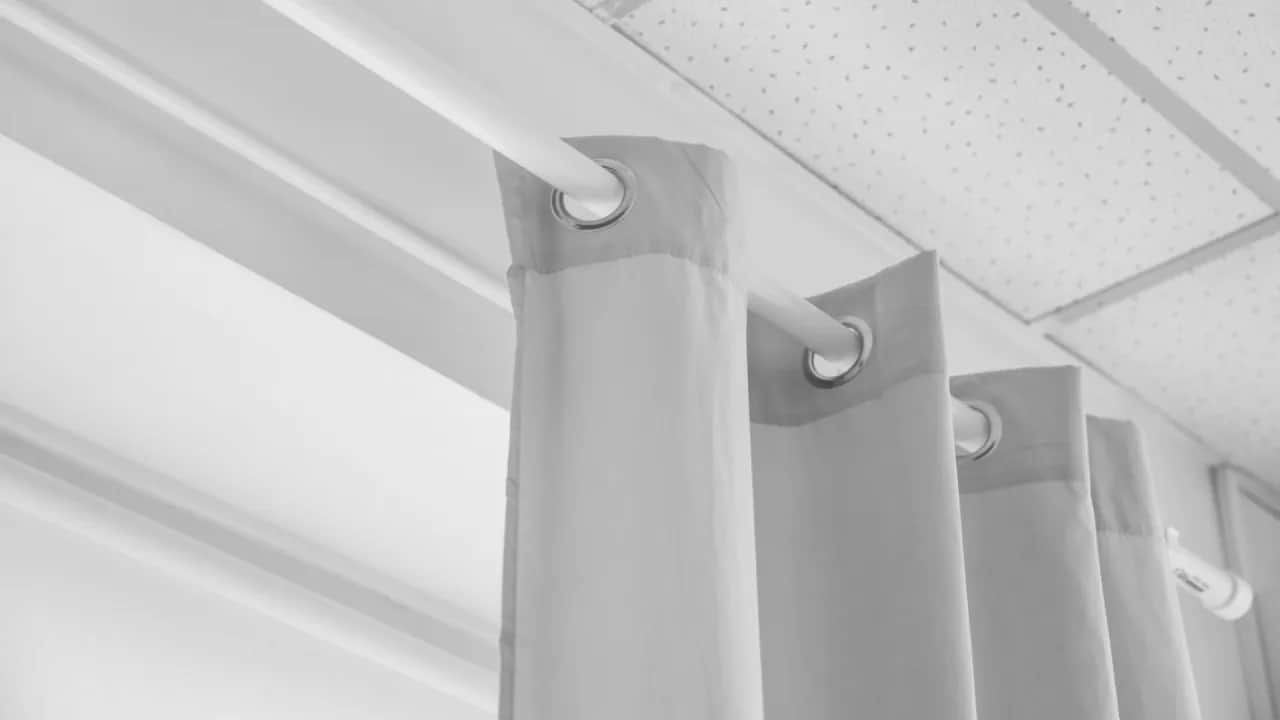 Montaż karnisza w karton-gipsie: Stabilnie i bezpiecznie krok po kroku