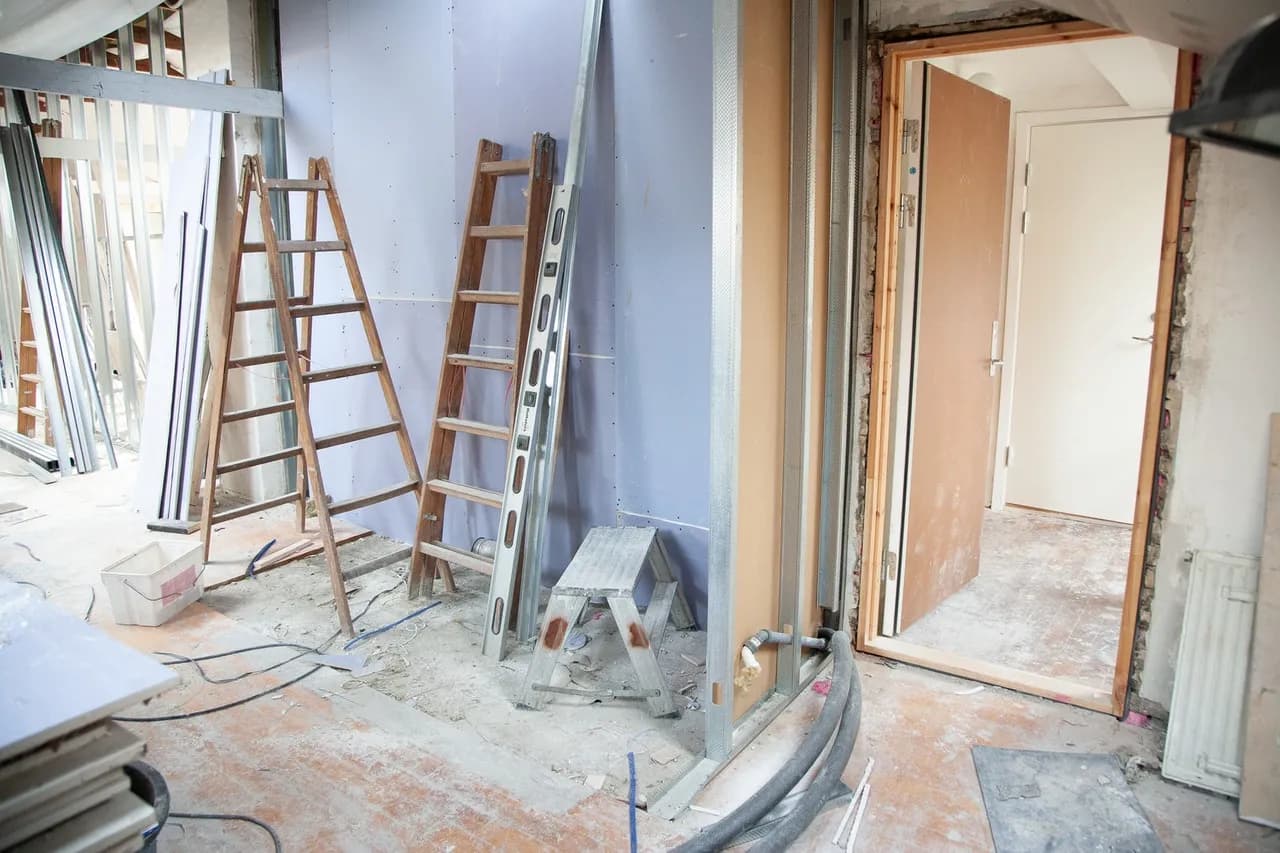 Jak obliczyć tynki wewnętrzne bez błędów i zaoszczędzić na materiałach