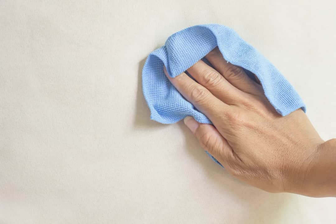 Farba waży się na ścianie? Oto jak ją naprawić i uniknąć problemu