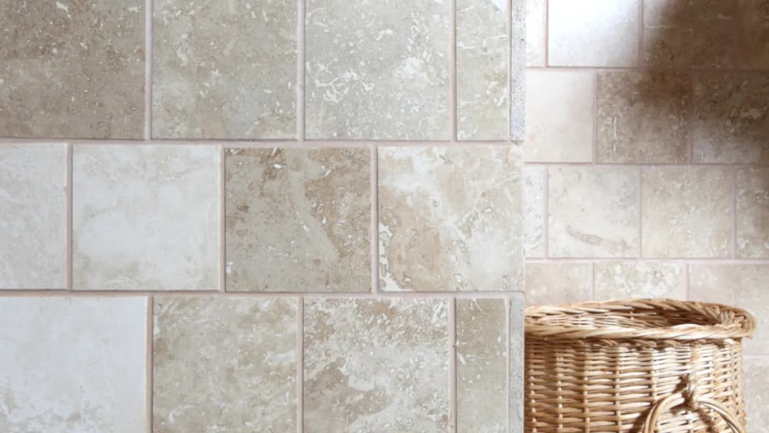 Jak skutecznie czyścić tynk trawertynowy i uniknąć trwałych uszkodzeń