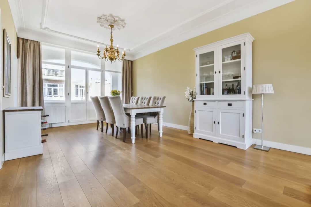 Panele i płytki bez listwy? Poznaj metody i uniknij błędów!