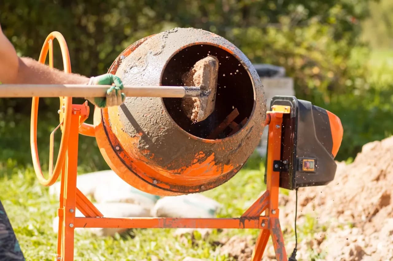 Ile waży worek cementu? Odkryj standardowe i nietypowe wagi worków