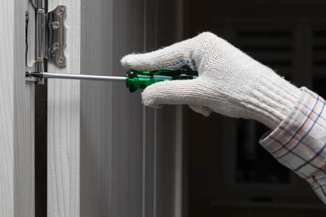 Ocierające drzwi po nowej podłodze? Rozwiąż problem sam! Poradnik