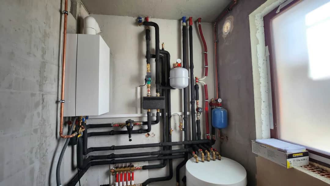 Podłączenie kotła gazowego z zasobnikiem CWU: poradnik eksperta Agnieszki K.