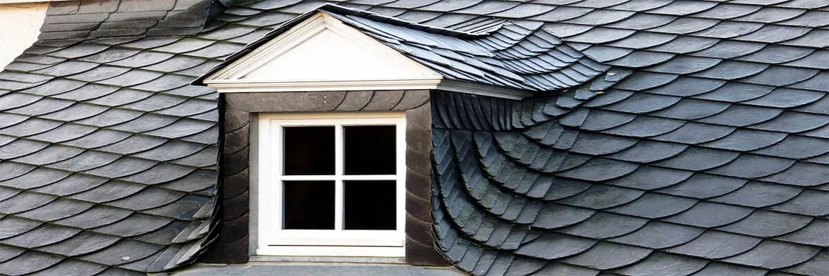Małe okno w dachu – jakie korzyści przynosi lukarna dla Twojego domu?