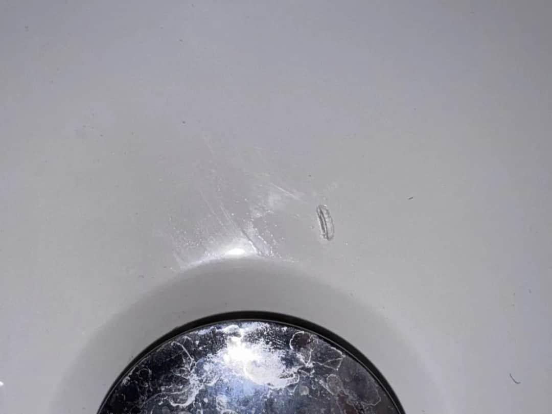 Naprawa odprysku w wannie akrylowej: Zrób to sam krok po kroku!