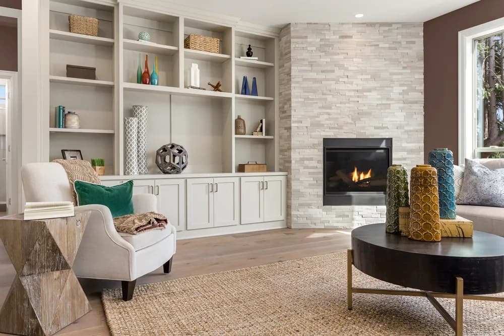 Biały salon z drewnem: Jak stworzyć przytulne wnętrze?