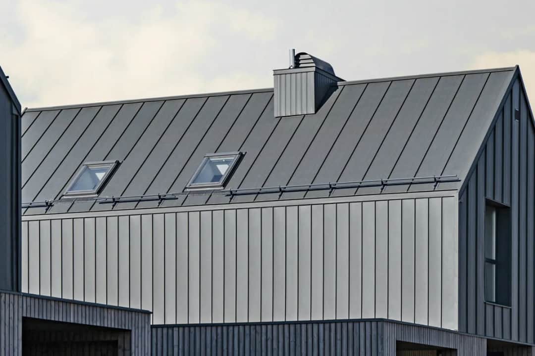 Ceny blachy na dach za m² - poznaj najlepsze oferty i ukryte koszty