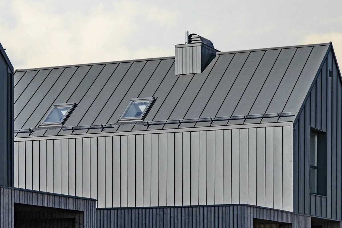Ceny blachy na dach za m² - poznaj najlepsze oferty i ukryte koszty