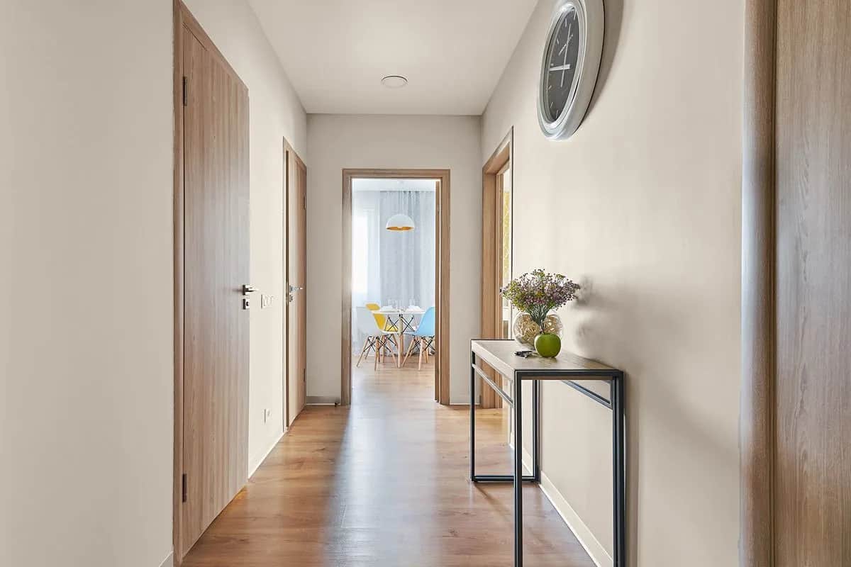 Niebrudzące ściany w przedpokoju? Sprawdź trwałe materiały!