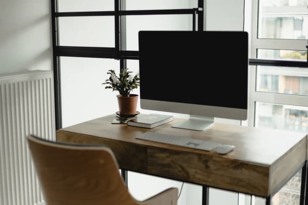 Przewodnik zakupowy - jakie biurko do domu wybrać, aby łączyć funkcjonalność z designem?