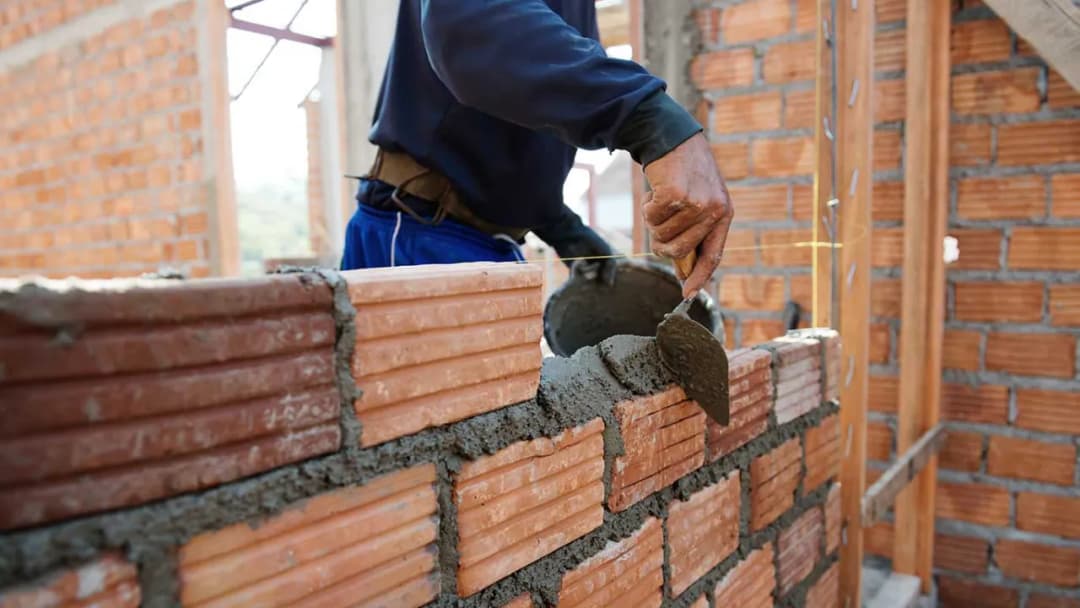 Murowanie na klej czy zaprawę: Która metoda jest lepsza dla Twojego projektu?