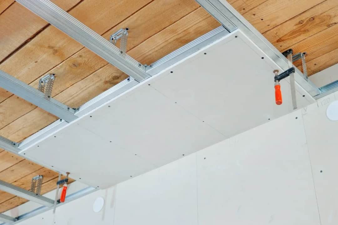 Karton-gips: Jak bezpiecznie powiesić szafkę? Uniknij błędów!