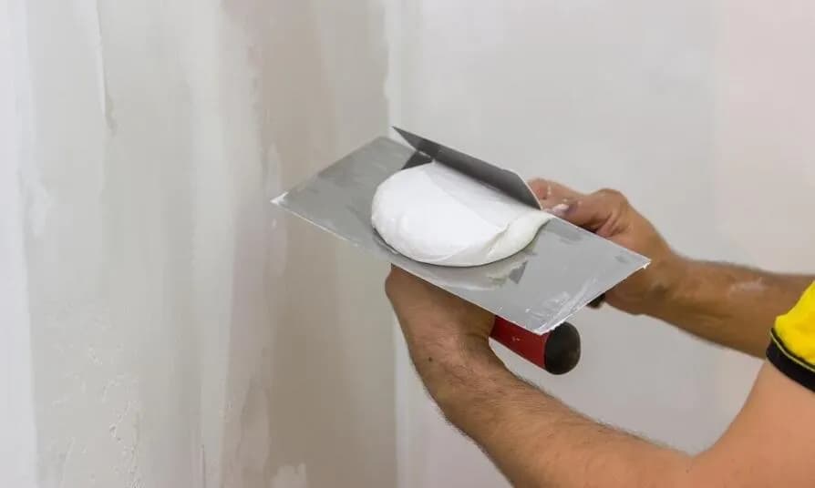 Jak zrobić zaprawę tynkarską na zewnątrz bez błędów i trudności