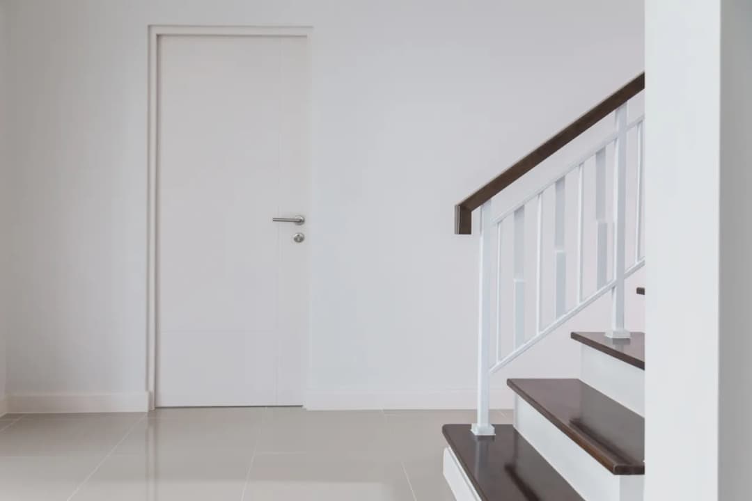 Czy białe drzwi to uniwersalny wybór dla każdego wnętrza?