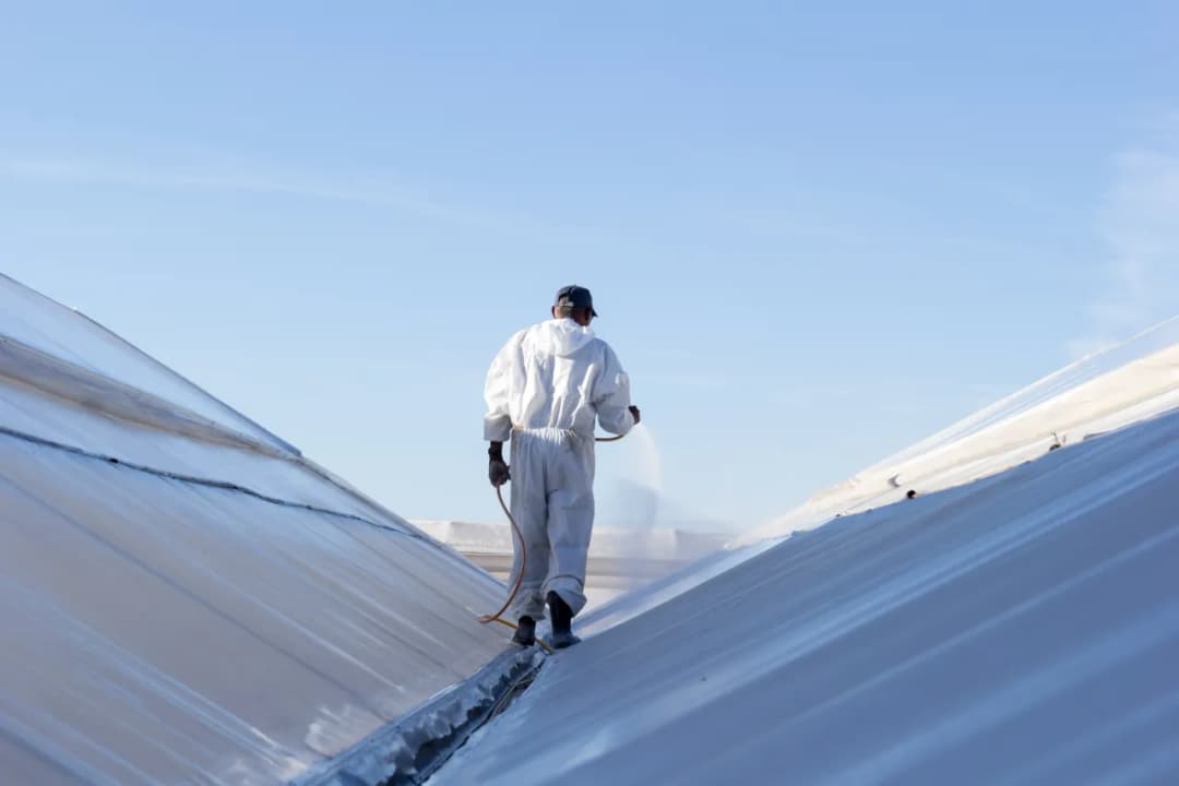 Farby do malowania blachy dachowej polecane przez specjalistów
