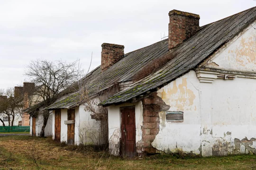 Azbest na dachu: Jak usunąć go bezpiecznie i uniknąć zagrożeń zdrowotnych