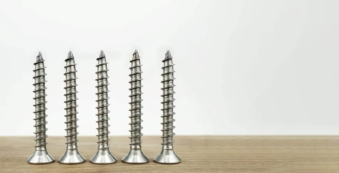 Dobór wkrętów do boazerii - poznaj wymiary i rodzaje dla każdego drewna