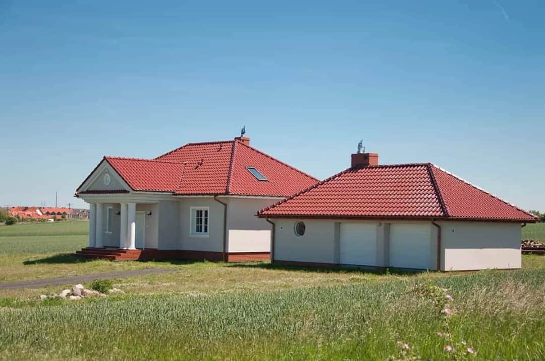 Dachy wielospadowe: jak zwiększają estetykę i funkcjonalność budynków