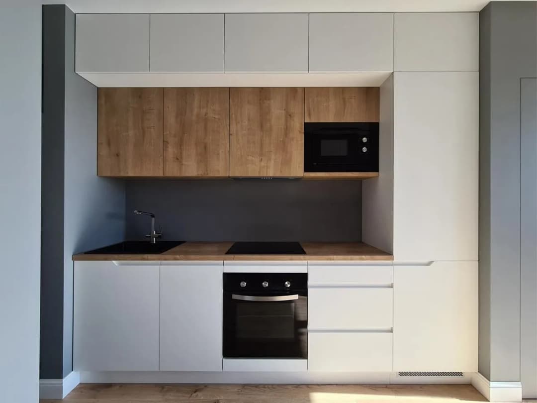 Jak urządzić małą kuchnię: 7 sprytnych trików na ograniczoną przestrzeń