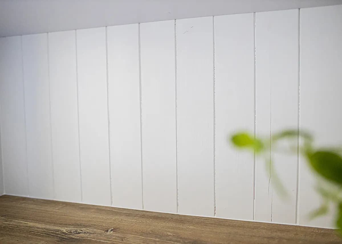 Czy można pomalować boazerię na biało i uzyskać świetny efekt?