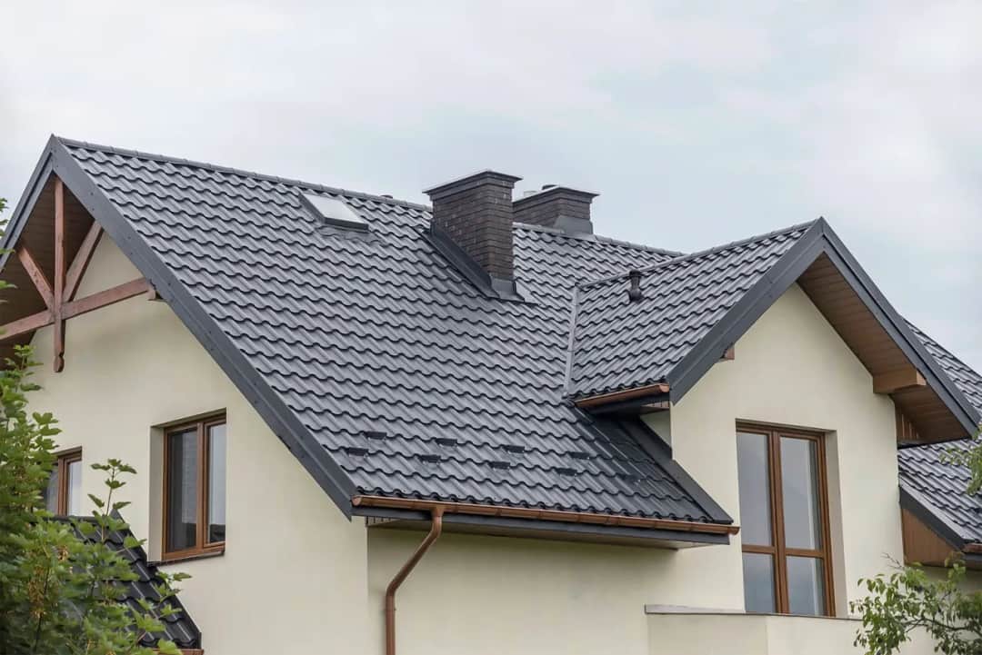 Obróbki blacharskie dach – kluczowe informacje, rodzaje i koszty montażu