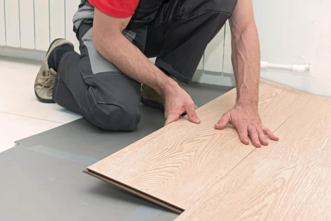 Cennik układania paneli podłogowych w 2025 roku