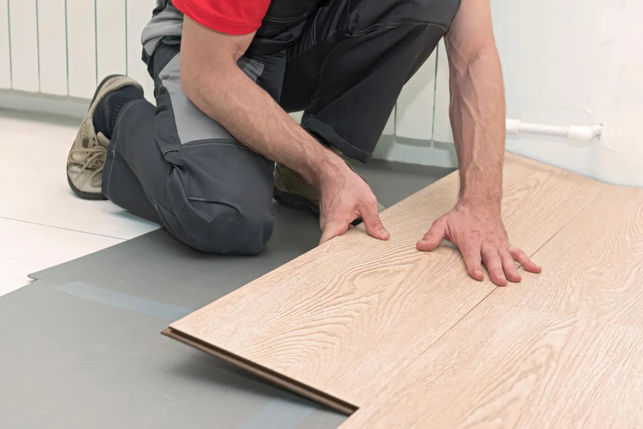 Cennik układania paneli podłogowych w 2025 roku