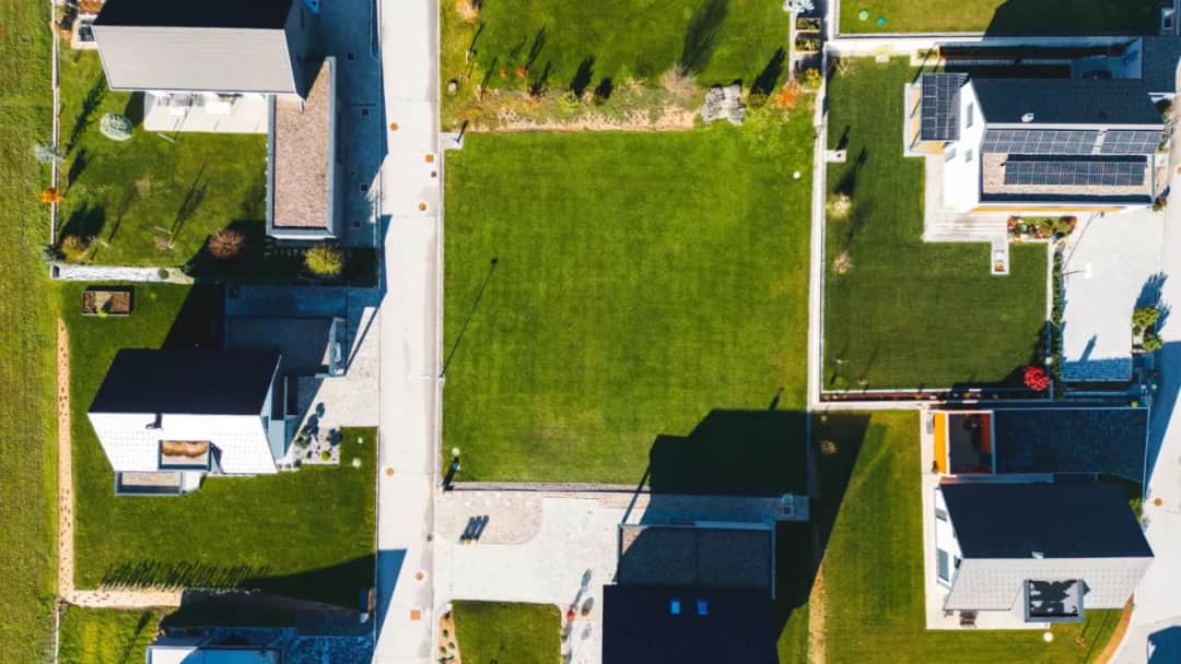 Budowa w granicy działki: Kiedy to możliwe i co mówi prawo?