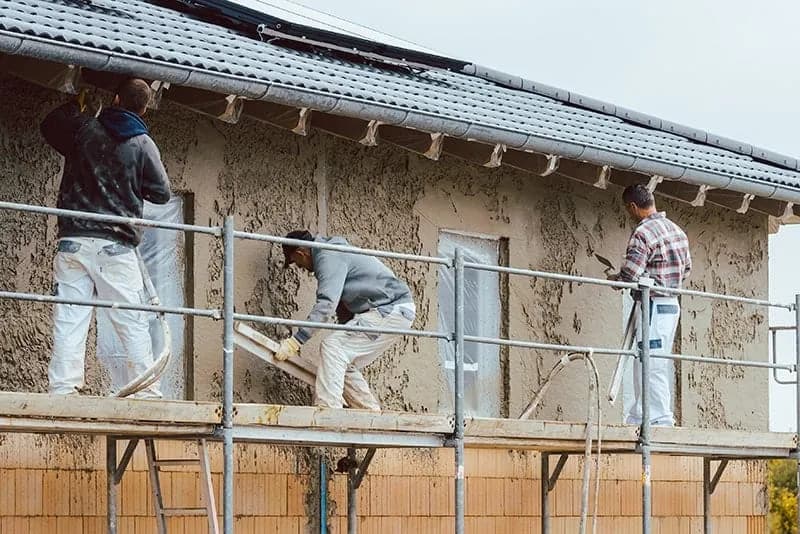 Jak prawidłowo położyć tynk na cegle i uniknąć najczęstszych błędów