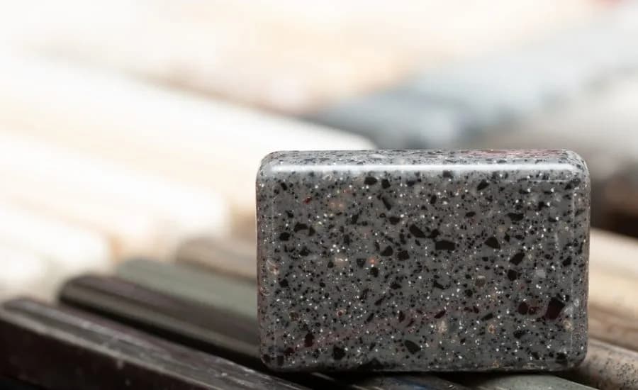 Konglomerat marmurowy blat kuchenny: zalety, wady i pielęgnacja