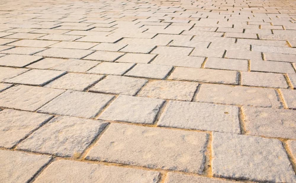 Czym fugować kostkę brukową? Poznaj najlepsze materiały i techniki