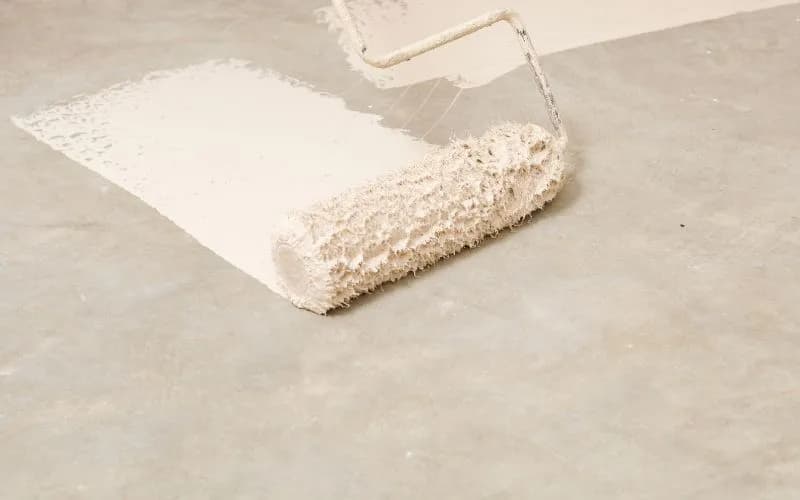 Farba do betonu: praktyczne porady i triki dla domowych majsterkowiczów