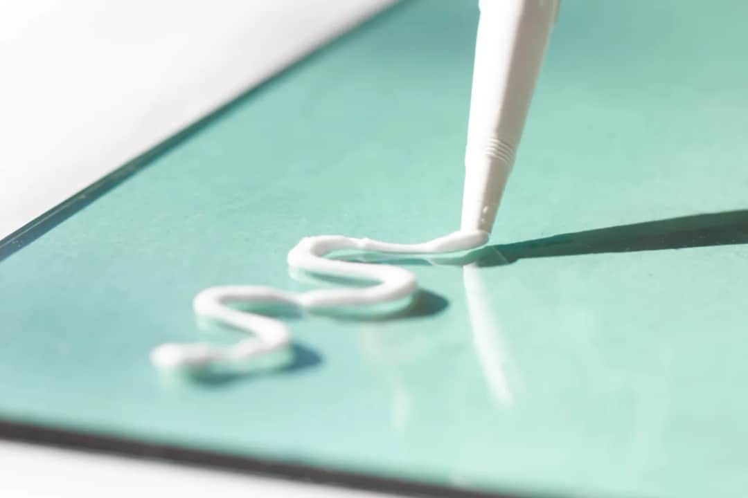 Lustro na klej: Montaż krok po kroku. Uniknij błędów!