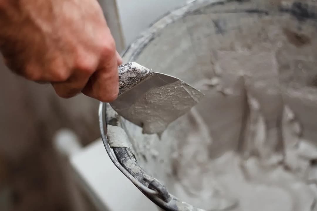 Zaprawa tynkarska czy murarska: uniknij kosztownych błędów w budowie