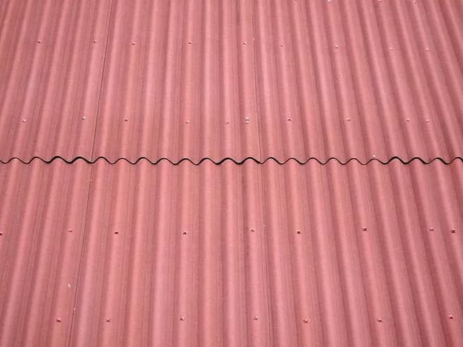 Płyta bitumiczna na dach – zastosowanie, zalety, montaż i konserwacja