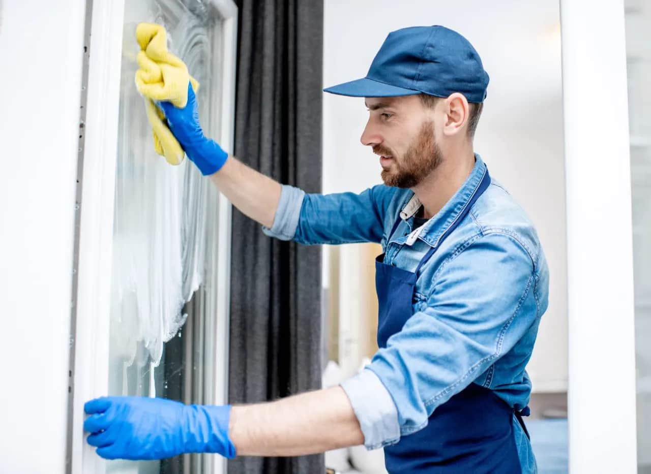 Plamy z gruntu na oknach? Usuń je bez ryzyka uszkodzeń!