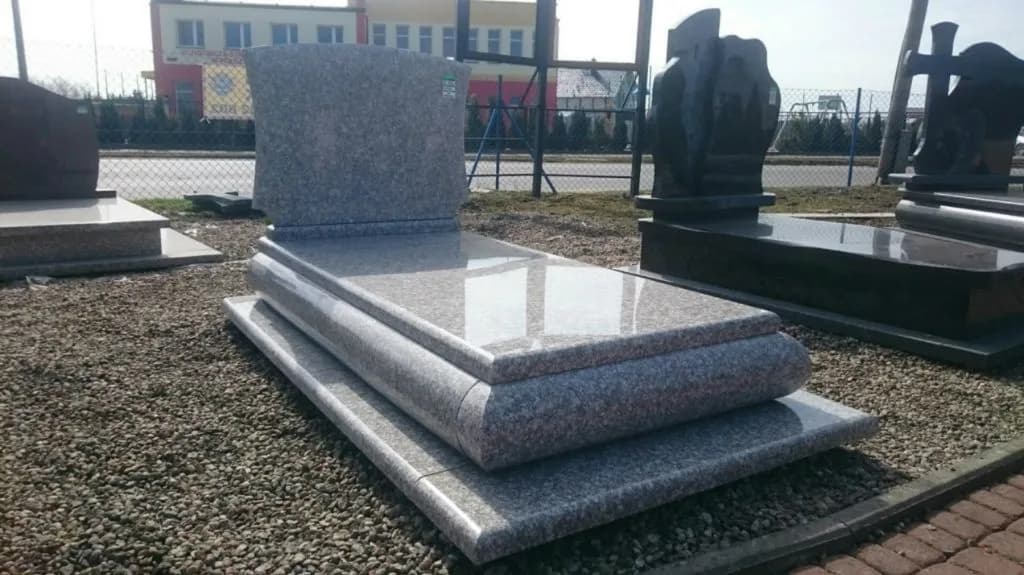 Ile kosztuje pomnik z lastryko?