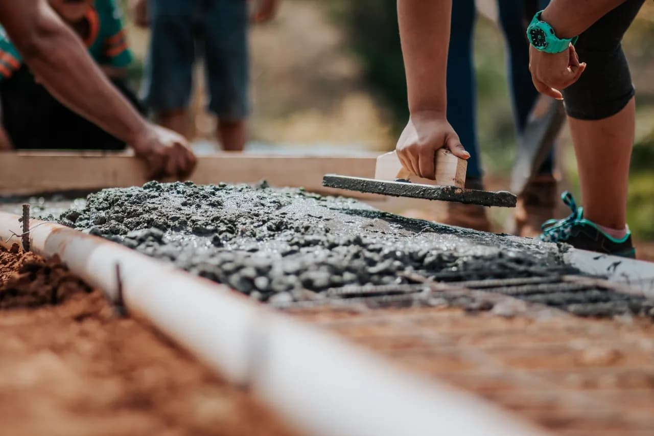 Jaki beton na fundament B20 czy B25: wybierz mądrze dla trwałości