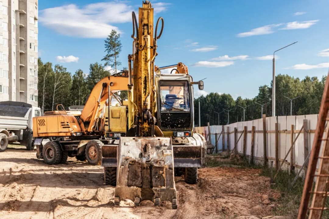 Wypożyczalnia maszyn budowlanych - dlaczego coraz więcej firm wybiera wynajem zamiast zakupu?