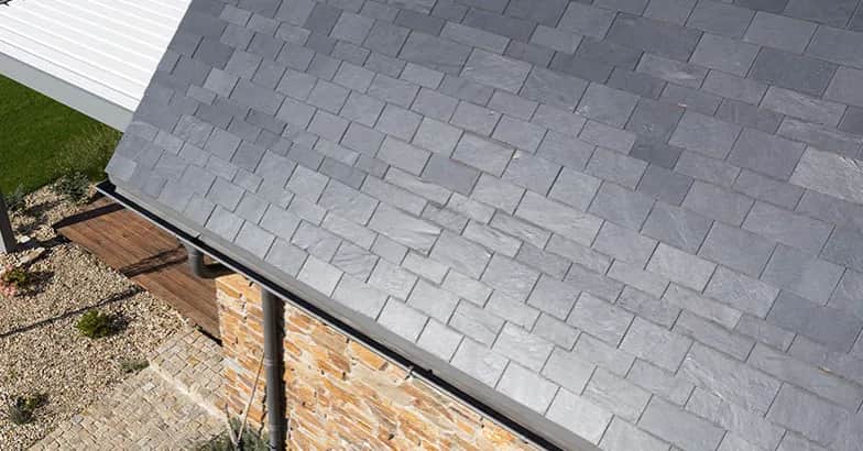 Łupki na dach – wytrzymałe, estetyczne i ekologiczne rozwiązanie dla Twojego domu