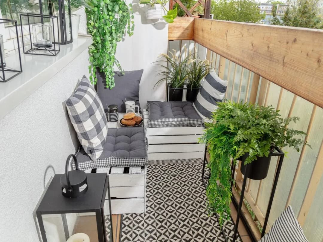 Jak urządzić mały balkon, aby stał się idealnym miejscem relaksu?