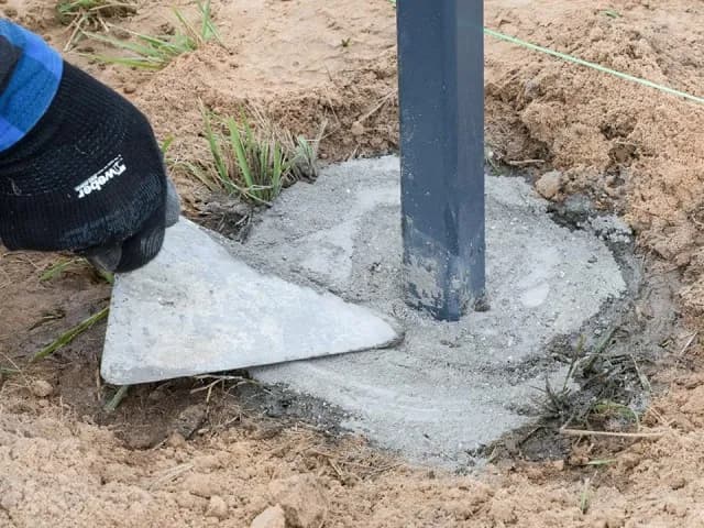 Jak zrobić zaprawę pod słupki ogrodzeniowe - uniknij najczęstszych błędów