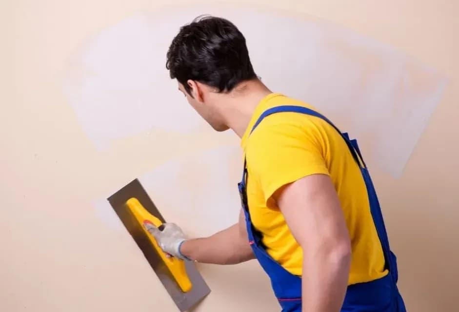 Jak prawidłowo położyć tynk strukturalny wewnętrzny i uniknąć błędów krok po kroku